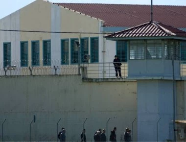 Τρίκαλα: Αλβανός κρατούμενος «τα ήπιε» και μέθυσε μέσα στη φυλακή
